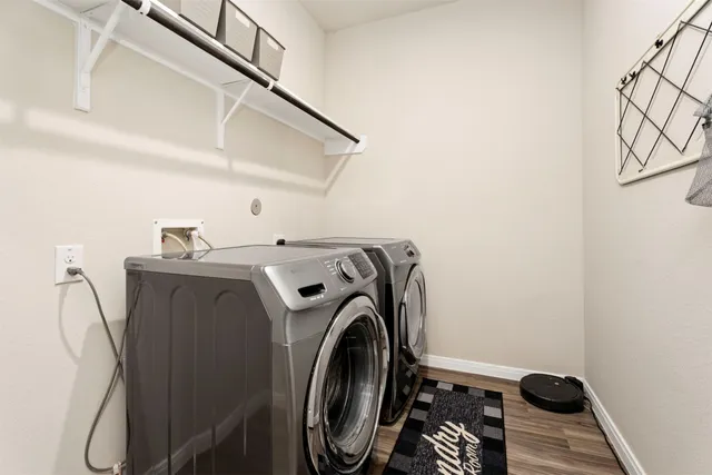 a view of yard with green space