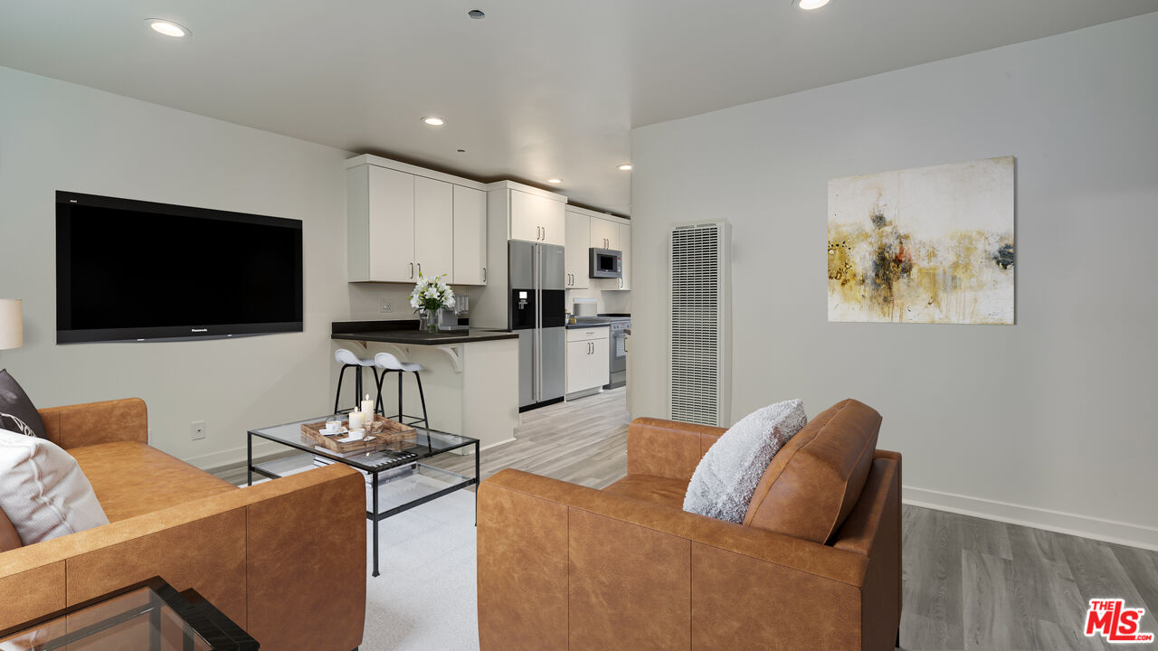 656 Indiana Avenue, Unit 2 Venice, CA 90291 - Photo 2 of 14 a living room with furniture and a flat screen tv