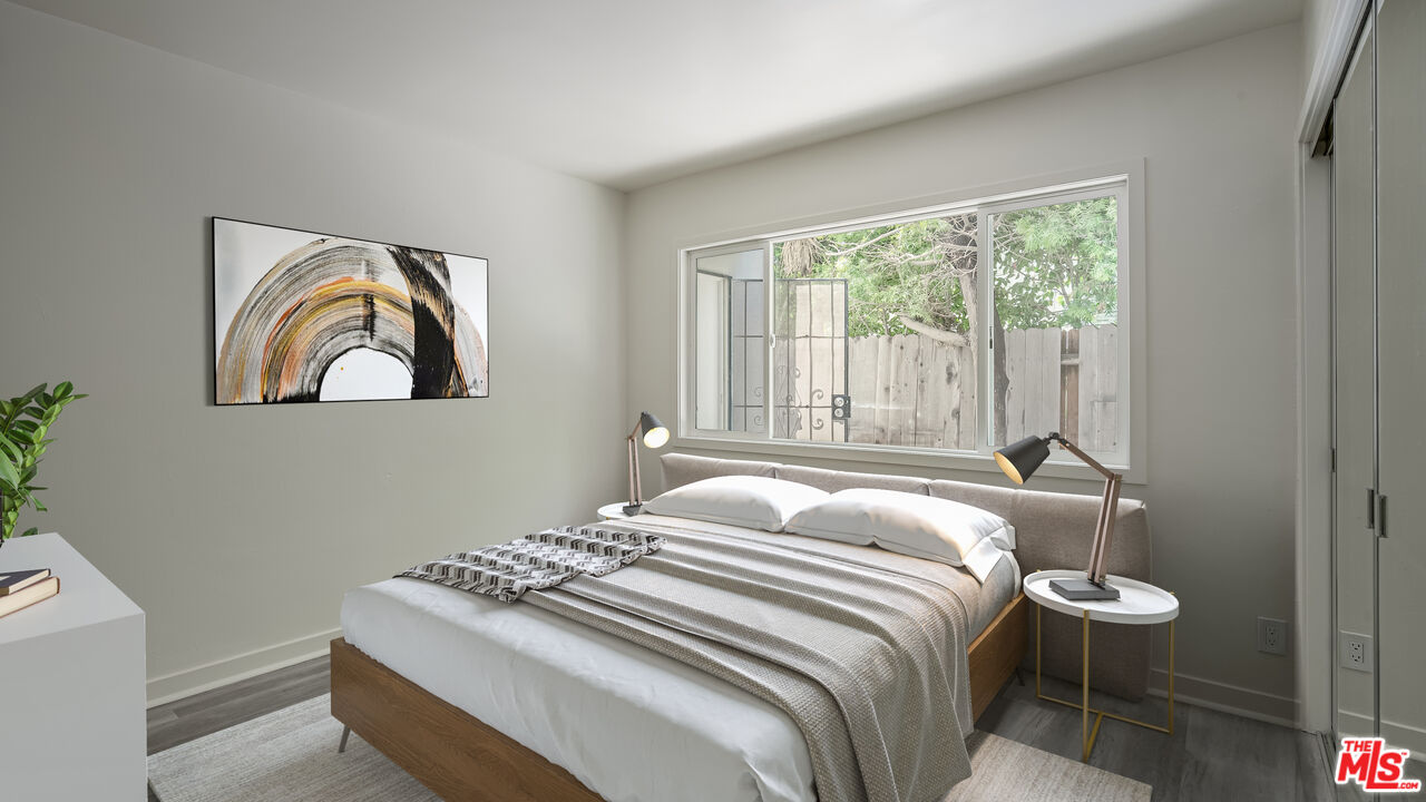 656 Indiana Avenue, Unit 2 Venice, CA 90291 - Photo 7 of 14 a bedroom with a bed and a painting on the wall