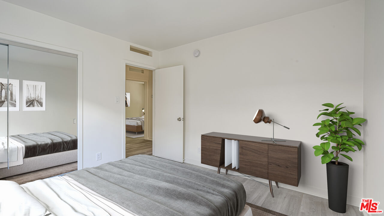 656 Indiana Avenue, Unit 2 Venice, CA 90291 - Photo 9 of 14 a bedroom with a bed and a potted plant