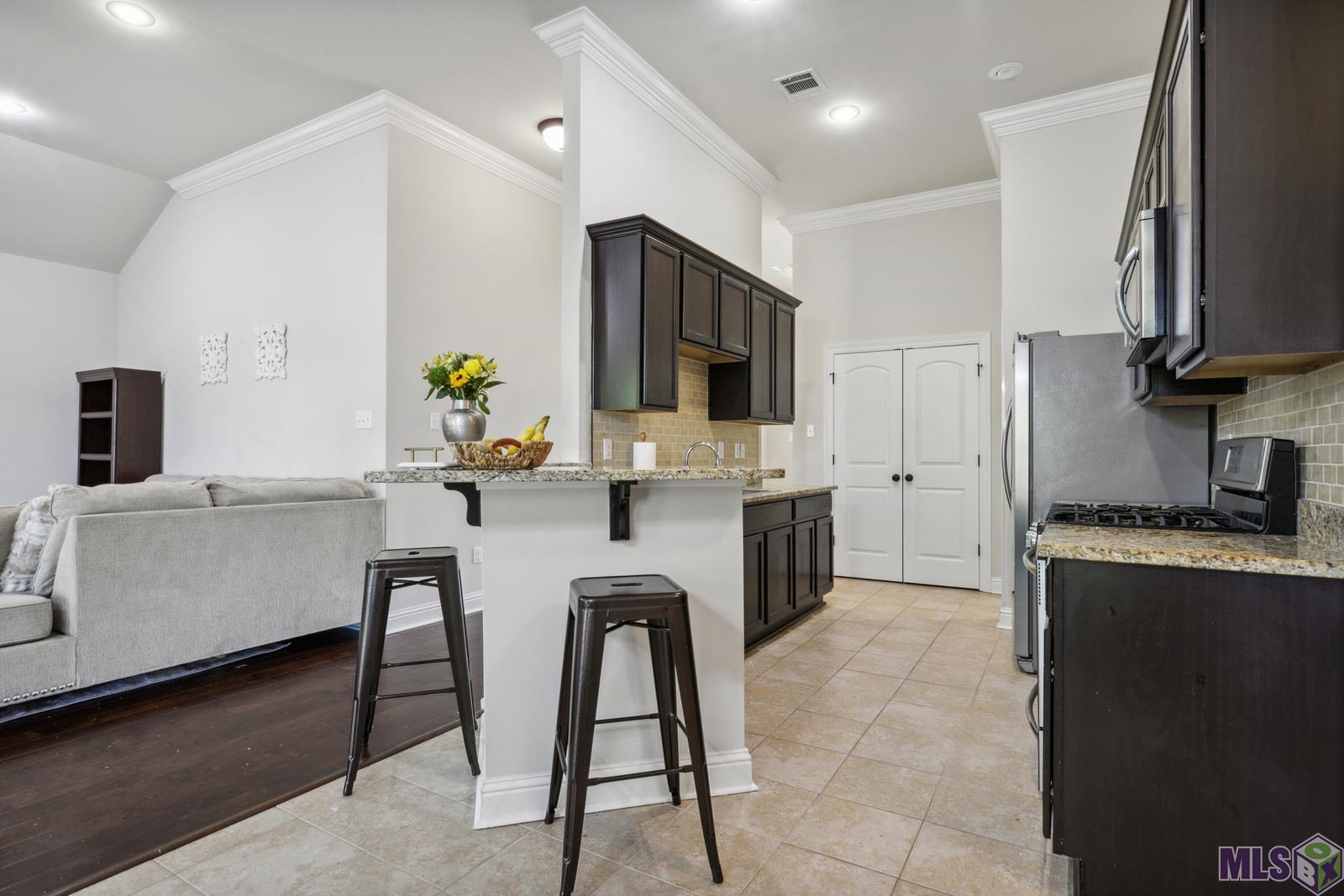 9426 Falling Oak Drive Baton Rouge, LA 70817 - Photo 11 of 25 Eat-in Kitchen Bar
