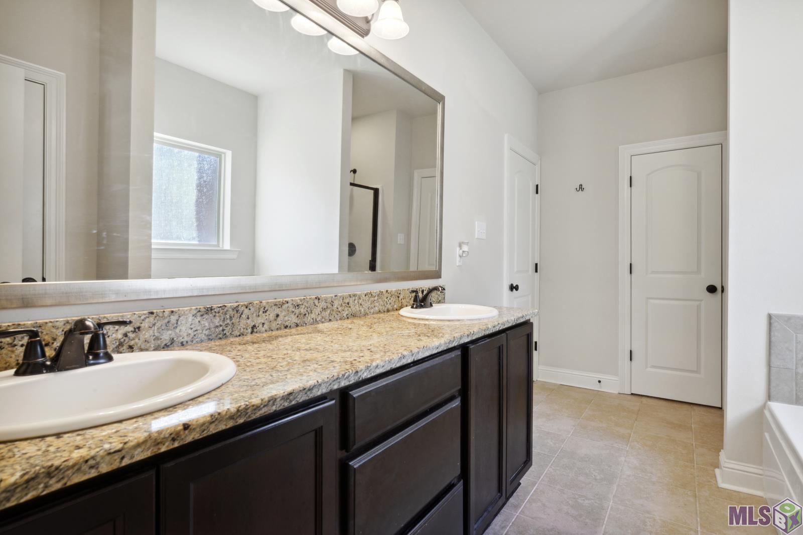 9426 Falling Oak Drive Baton Rouge, LA 70817 - Photo 17 of 25 Primary Bathroom