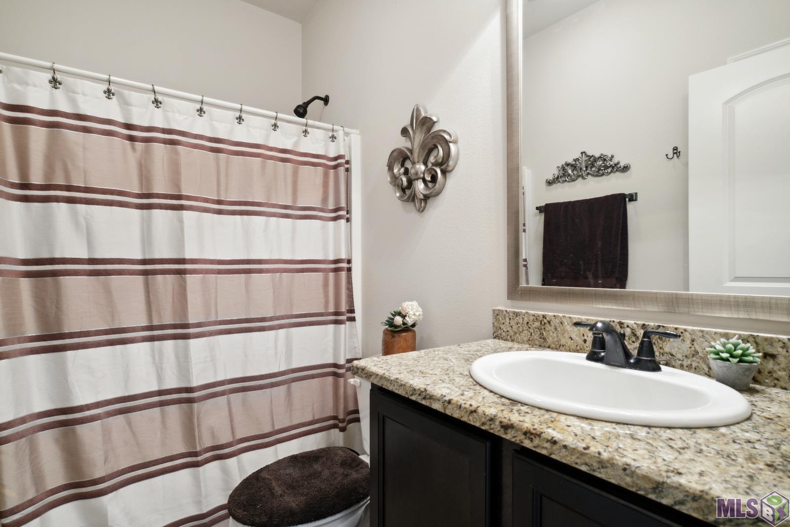 9426 Falling Oak Drive Baton Rouge, LA 70817 - Photo 20 of 25 Hall/Guest Bathroom