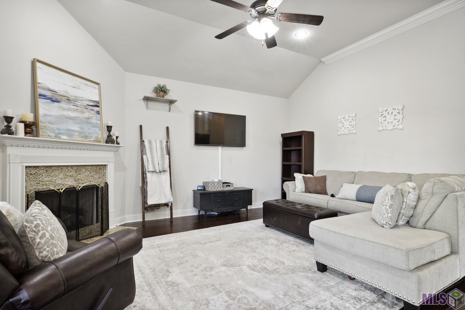9426 Falling Oak Drive Baton Rouge, LA 70817 - Photo 4 of 25 Large Living Room