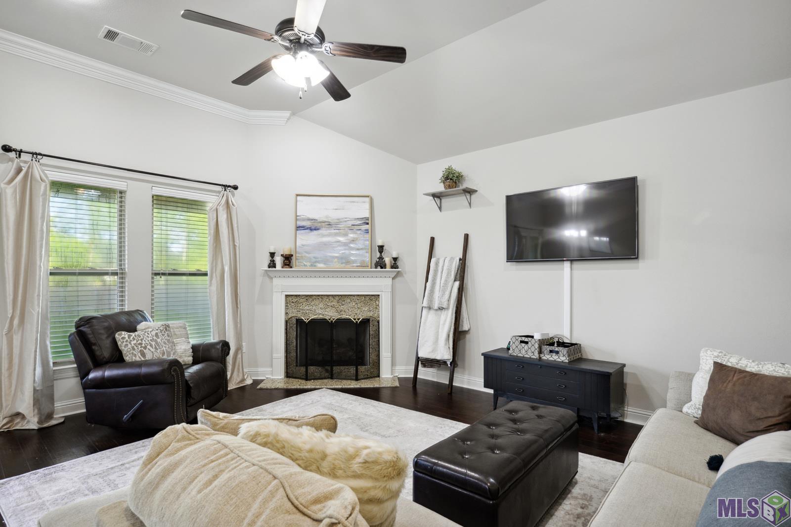 9426 Falling Oak Drive Baton Rouge, LA 70817 - Photo 5 of 25 Living Room has views to backyard!