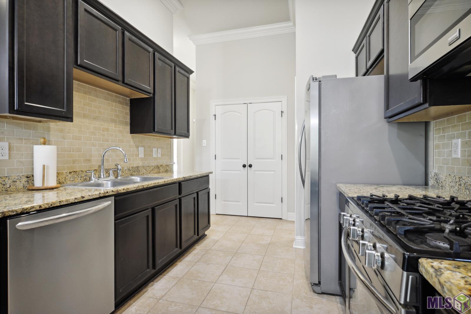 9426 Falling Oak Drive Baton Rouge, LA 70817 - Photo 9 of 25 Kitchen view toward pantry!