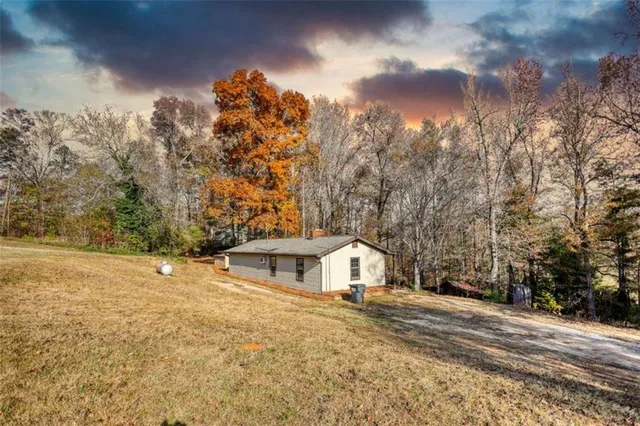 a view of a house with a yard