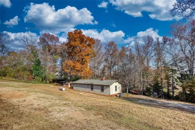 a view of a house with a yard