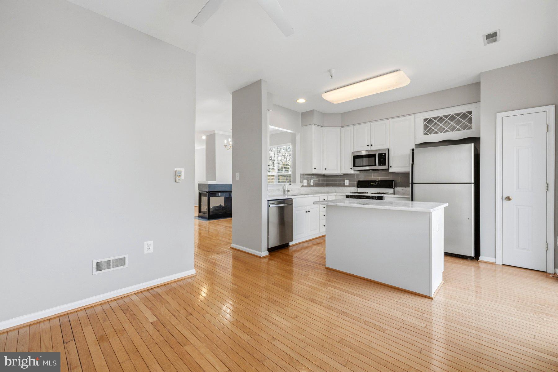 9702 Washingtonian Boulevard Gaithersburg, MD 20878 - Photo 12 of 30 Extra Living Space Next To the Kitchen