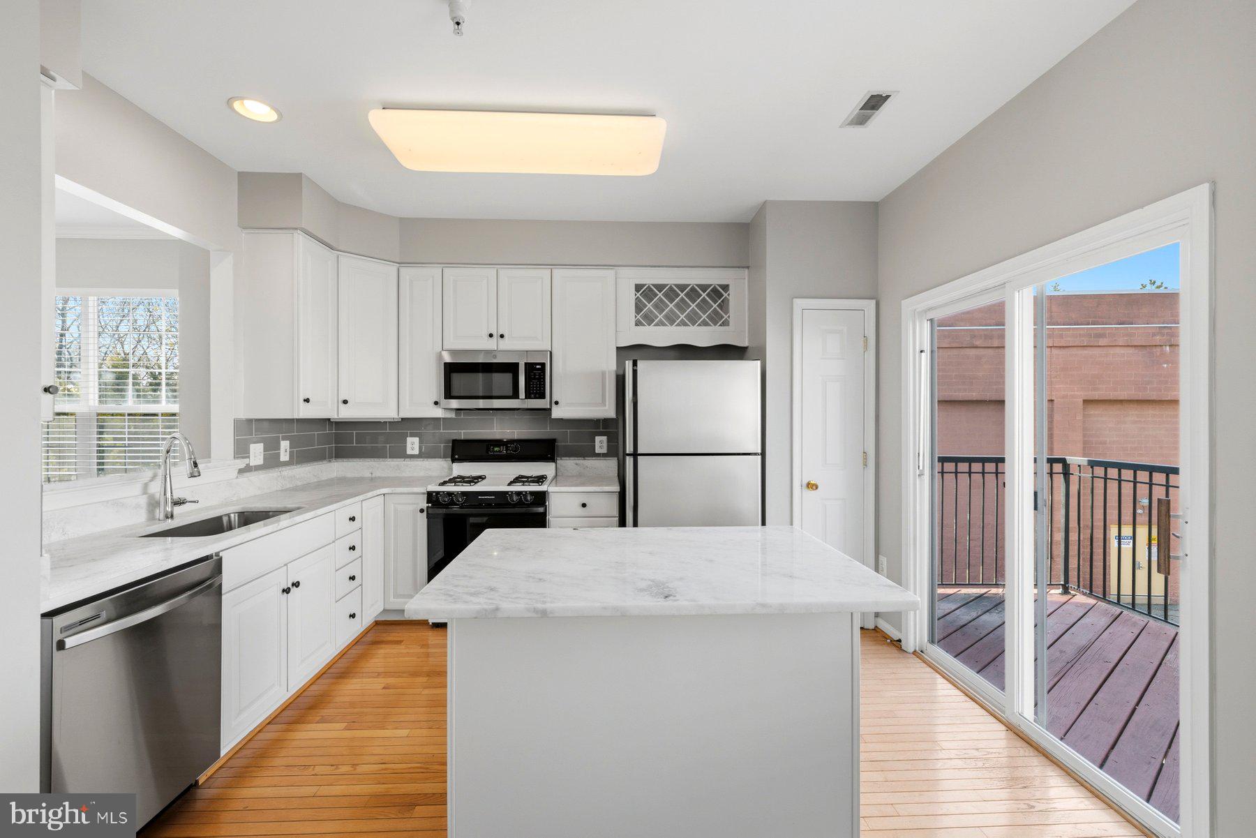 9702 Washingtonian Boulevard Gaithersburg, MD 20878 - Photo 23 of 30 Kitchen / Island / Pantry