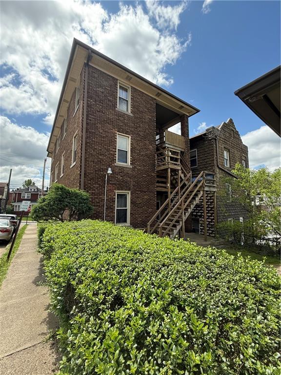 17 Lenox Avenue Pittsburgh, PA 15221 - Photo 4 of 10 a backyard of a house with lots of green space