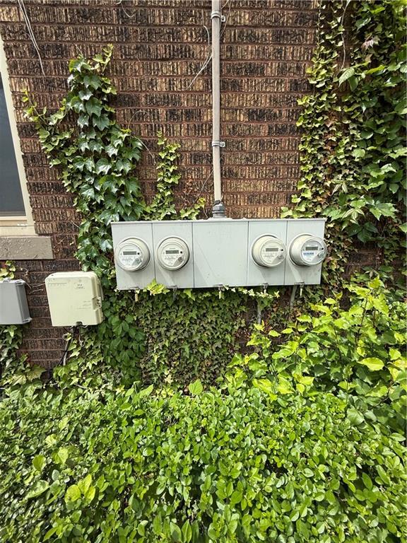 17 Lenox Avenue Pittsburgh, PA 15221 - Photo 5 of 10 a view of a house with a yard