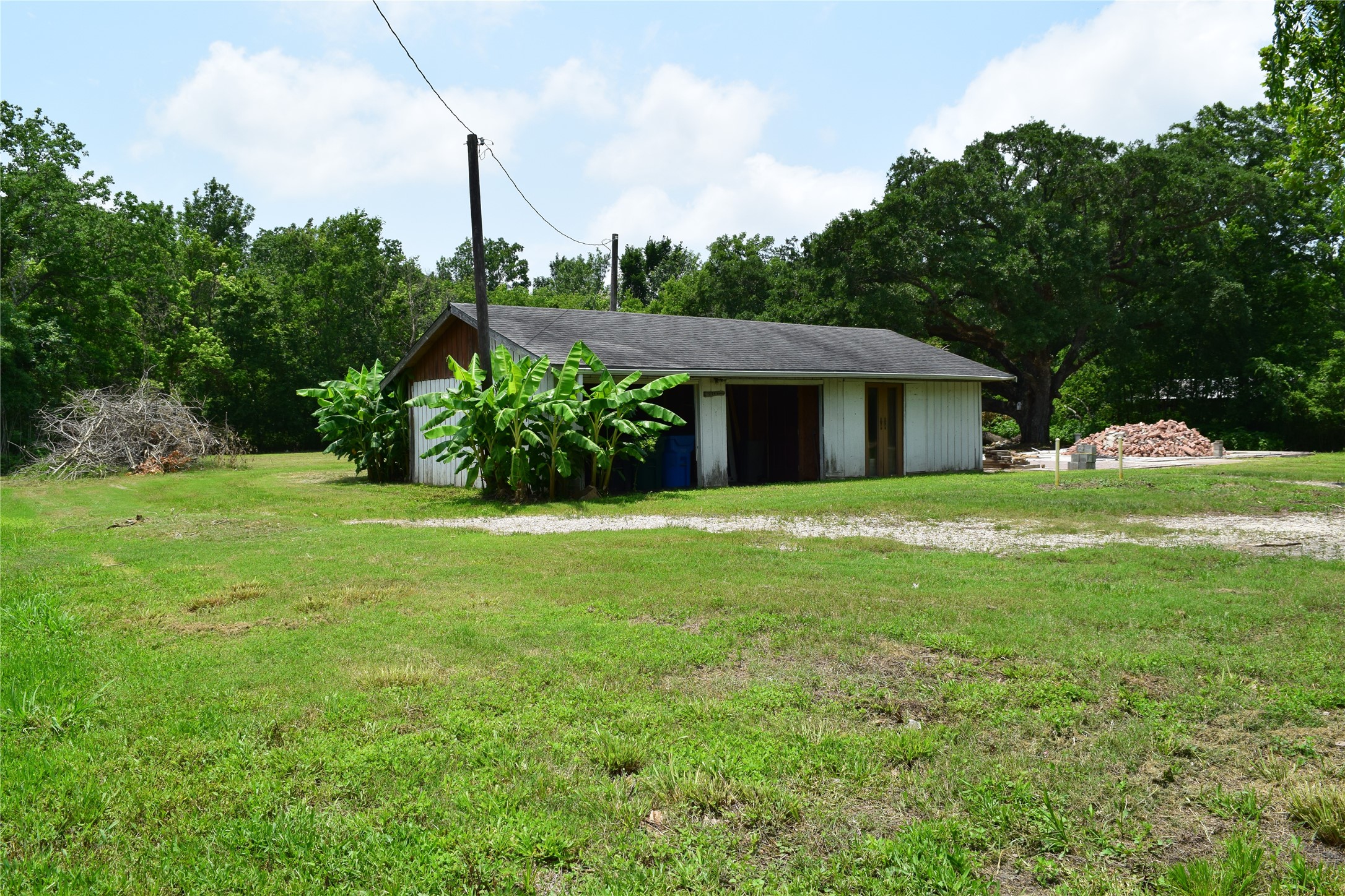 7234 Bissell Road Manvel, TX 77578 - Photo 3 of 14 a front view of a house with garden