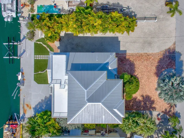 $2,300,000 | 948 Gulf Drive, Summerland Key, FL 33042