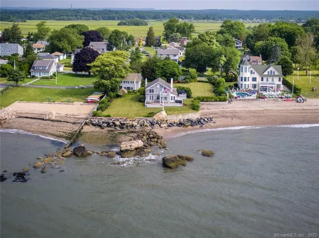 a picture of a lake view