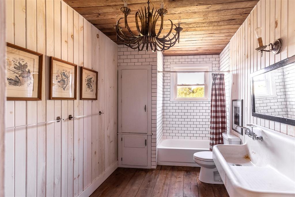 3183 Harrell Road Howe, TX 75459 - Photo 21 of 39 a bathroom with a sink a bathtub and next to a window