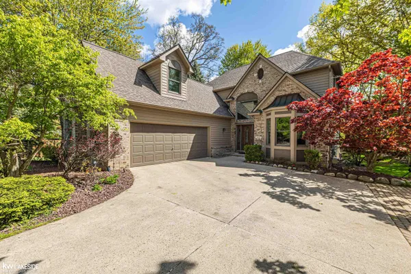 $685,000 | 1440 Woodbridge Lane, Wixom, MI 48393