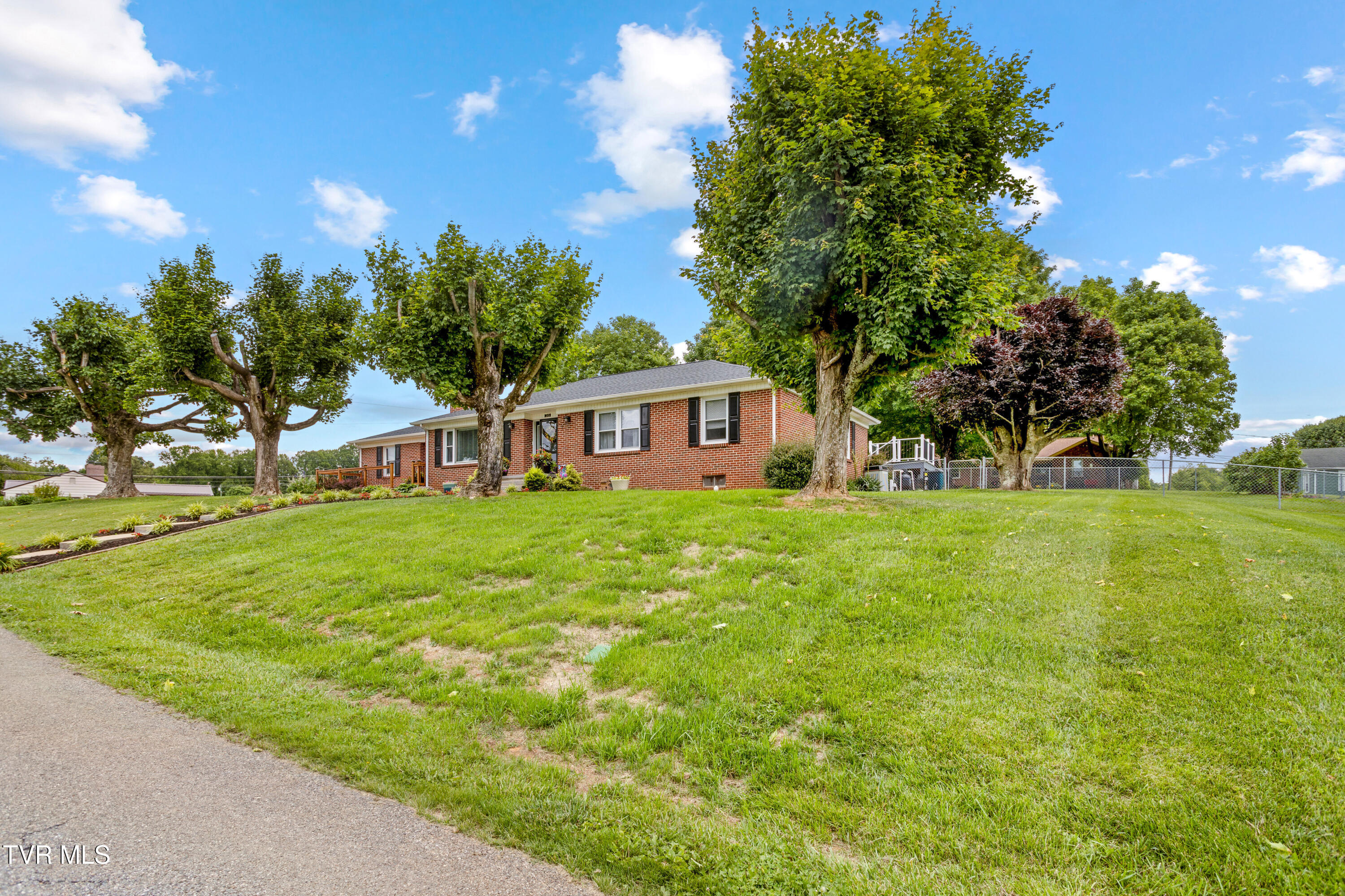 285 Cherokee Road Bristol, VA 24201 - Photo 3 of 37 177A9222-1