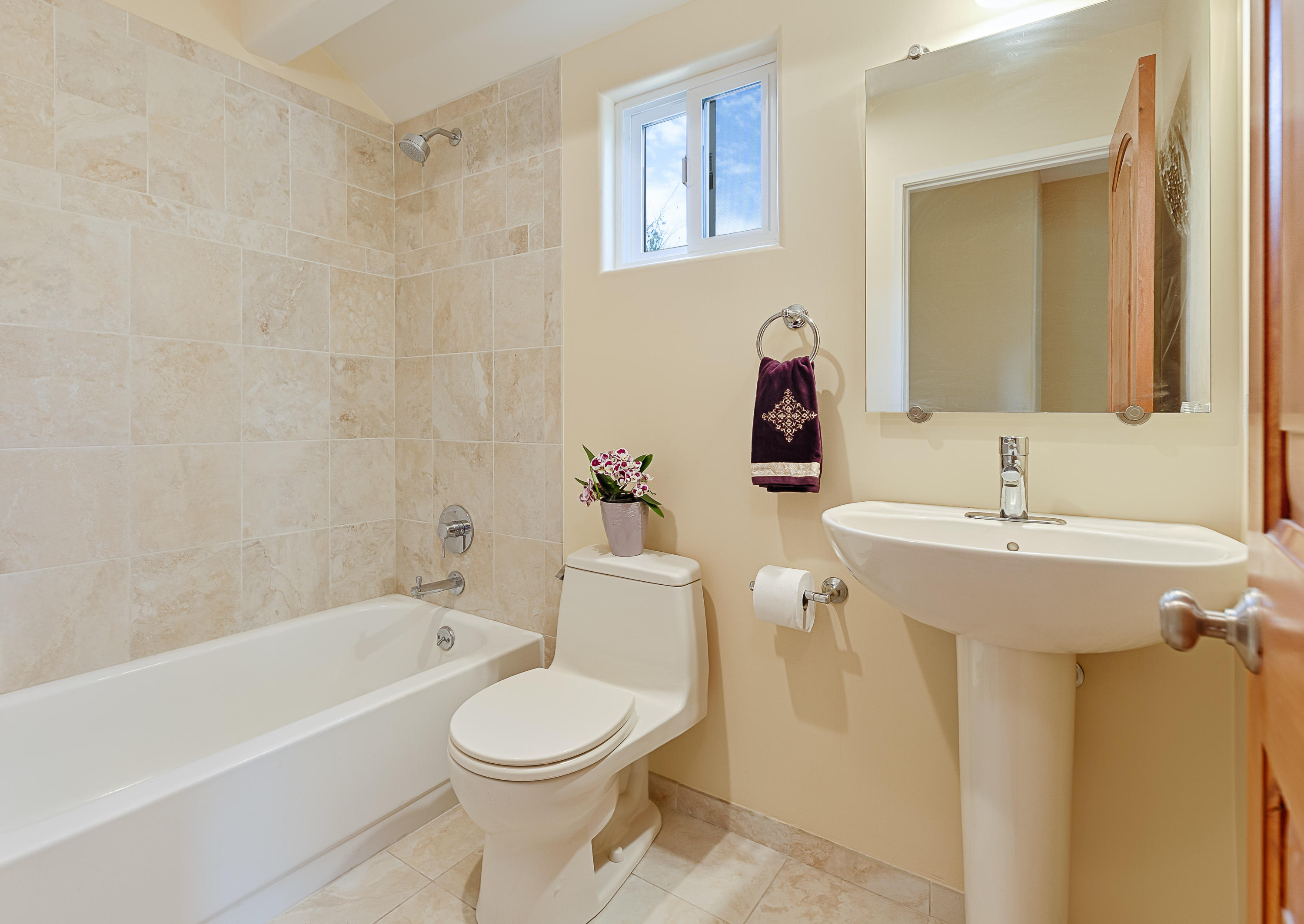 4022 Primavera Road, Unit B Santa Barbara, CA 93110 - Photo 23 of 27 hall bathroom