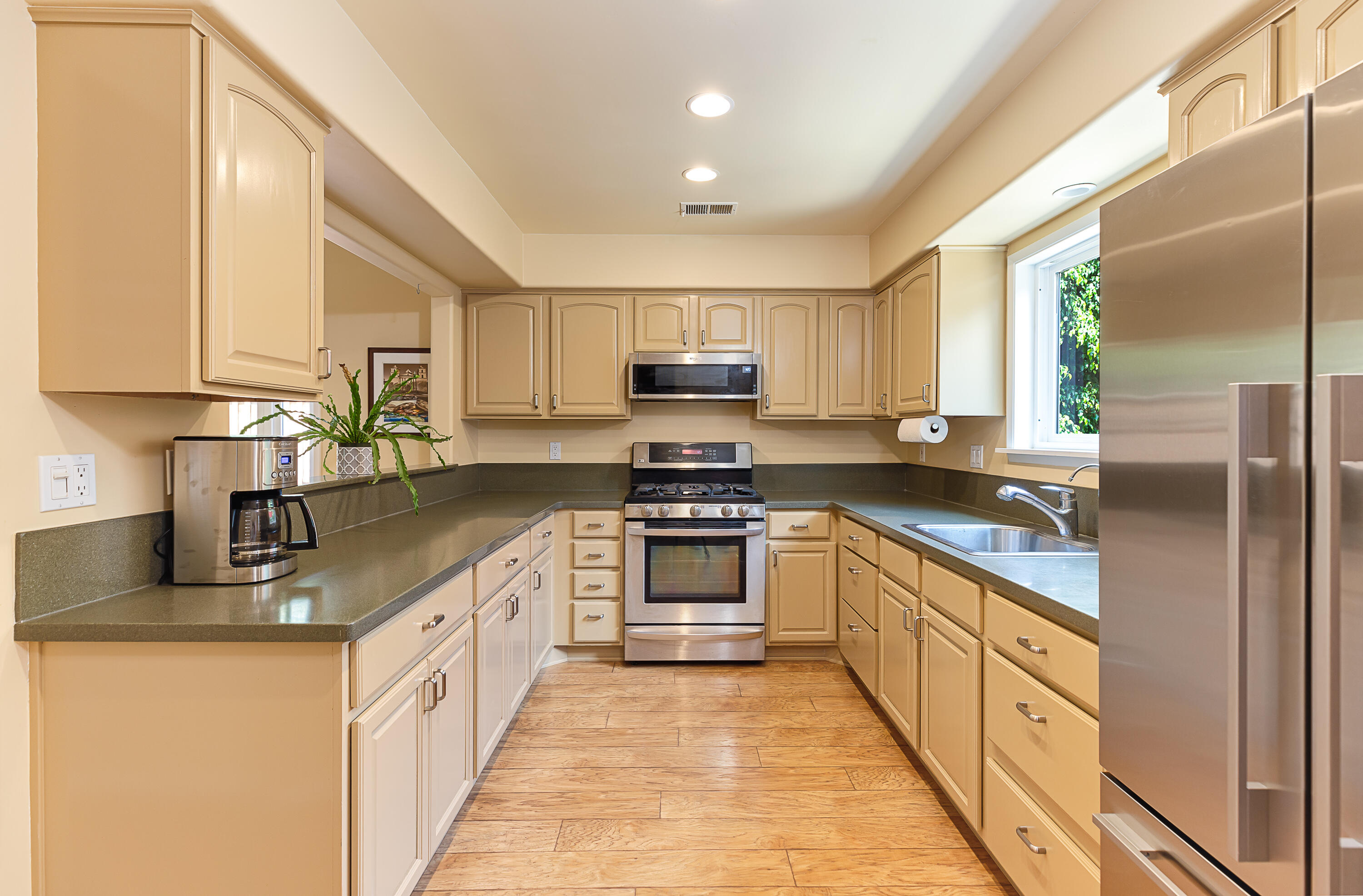 4022 Primavera Road, Unit B Santa Barbara, CA 93110 - Photo 9 of 27 kitchen