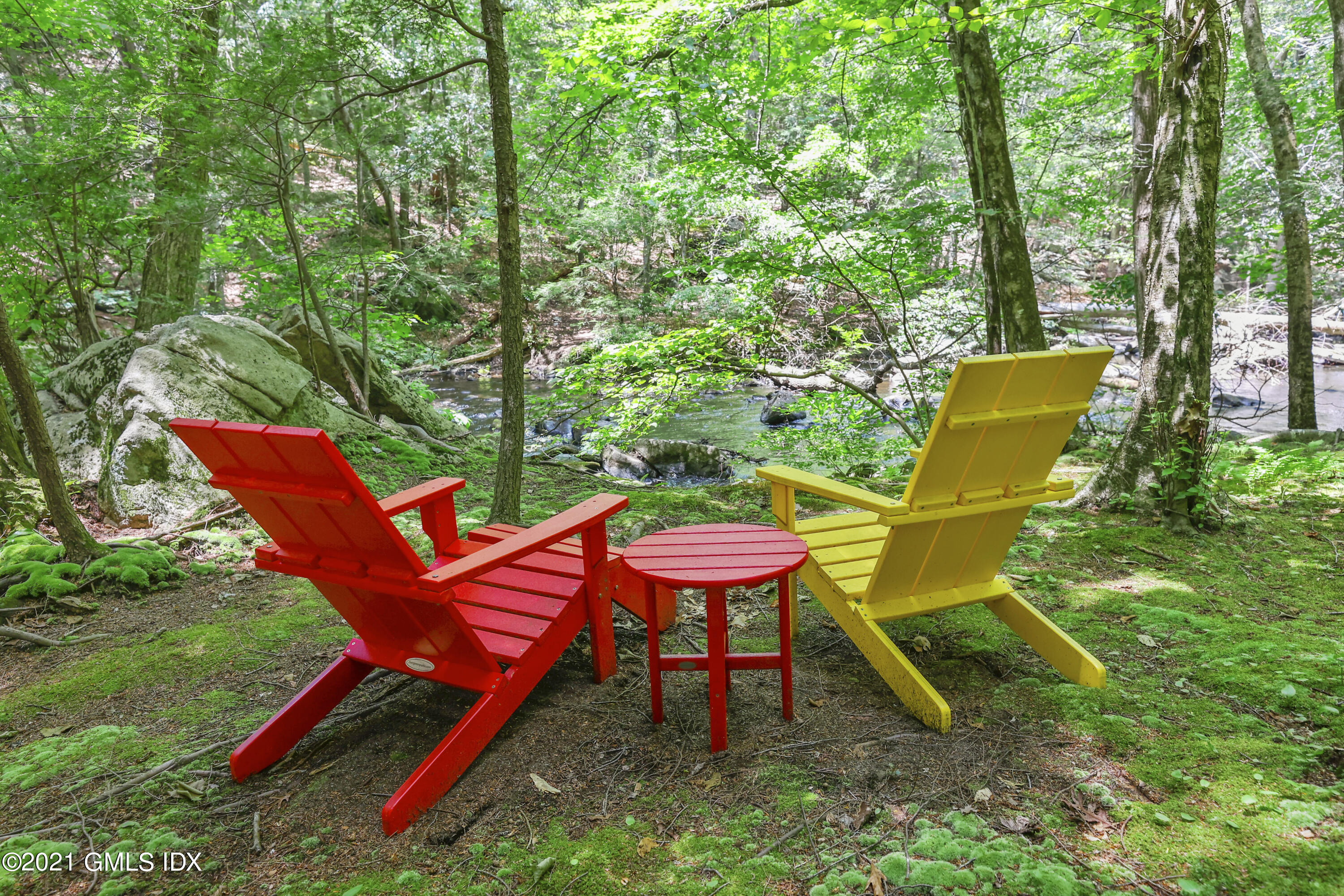 49 Mill Brook Road, Unit WEST Stamford, CT 06902 - Photo 36 of 37 a backyard of a house with table and chairs