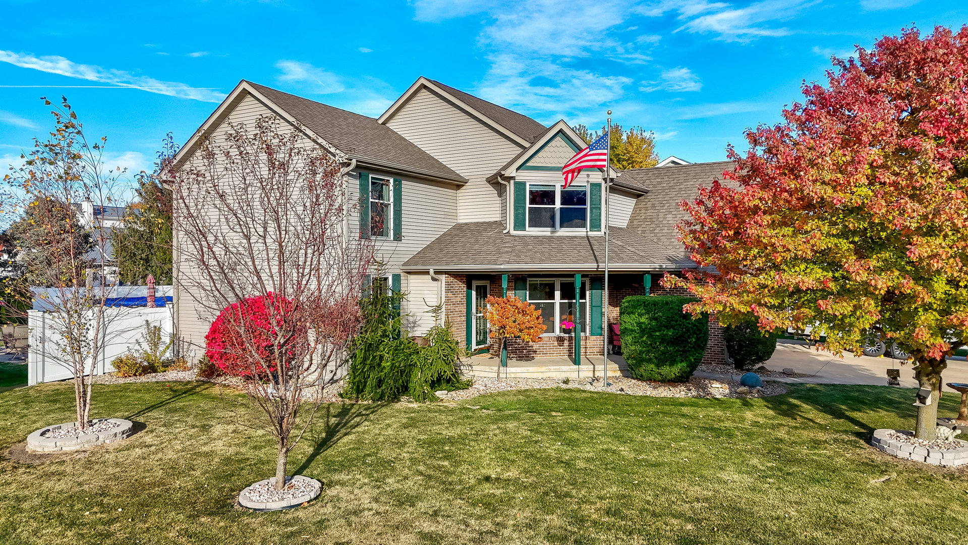 844 Kimberly Lane Ottawa, IL 61350 - Photo 2 of 36 a front view of a house with garden