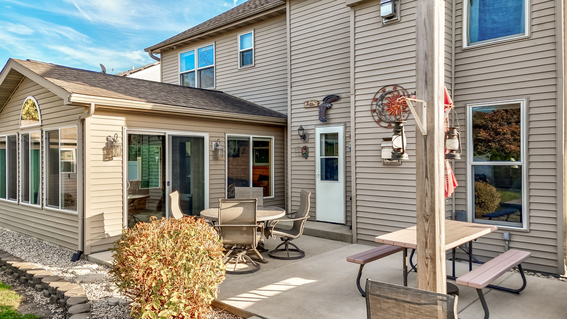 844 Kimberly Lane Ottawa, IL 61350 - Photo 26 of 36 a view of a patio with table and chairs and wooden fence