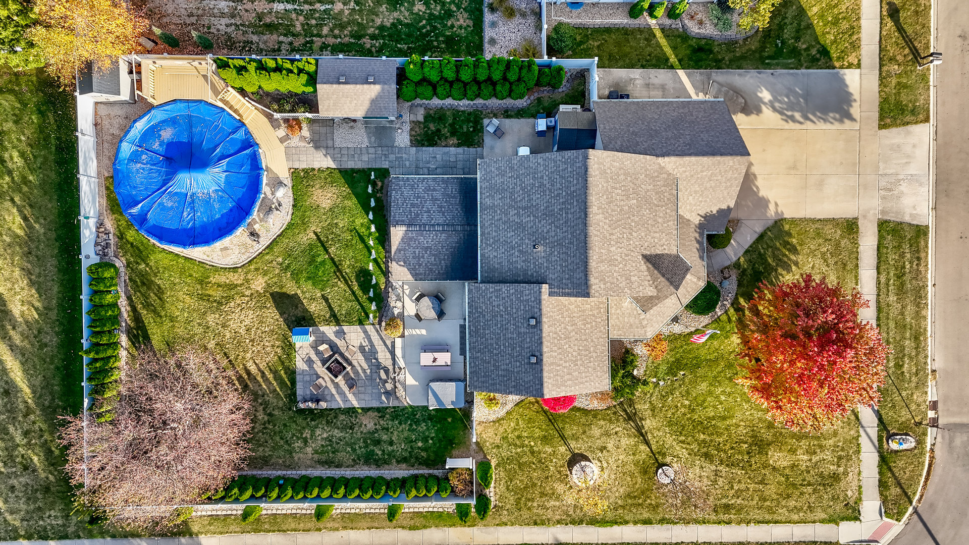 844 Kimberly Lane Ottawa, IL 61350 - Photo 33 of 36 an aerial view of a house with swimming pool and outdoor seating