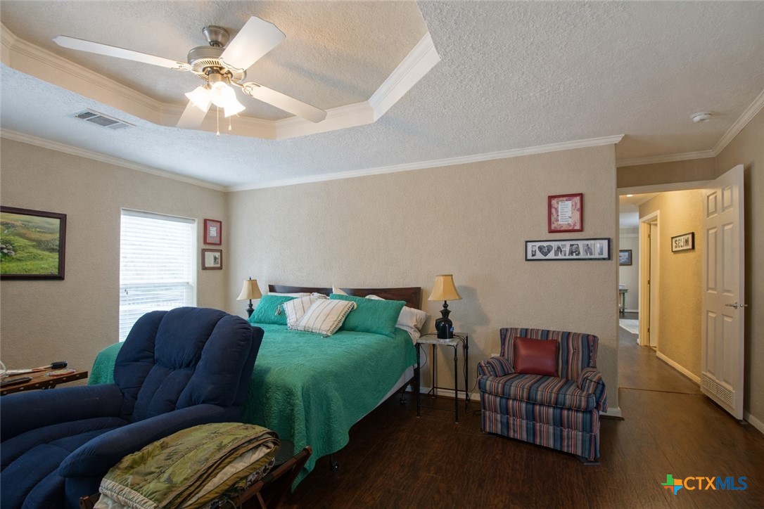 73 Rose Way North Victoria, TX 77905 - Photo 16 of 44 a living room with furniture and a chandelier