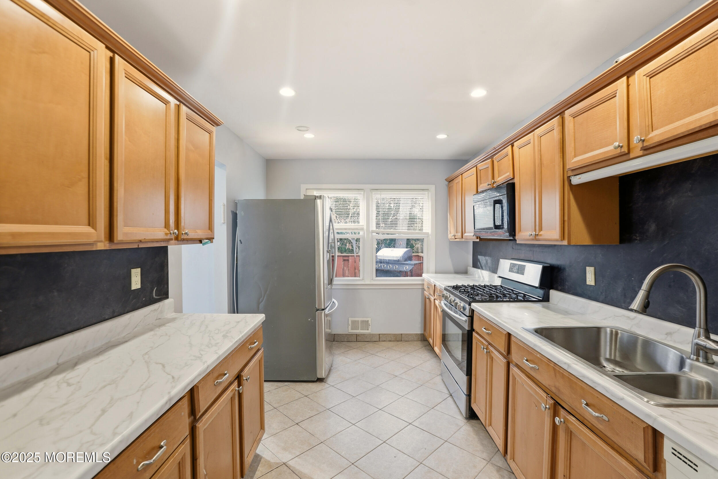 7 Citadel Court Jackson, NJ 08527 - Photo 9 of 29 a kitchen with refrigerator and cabinets