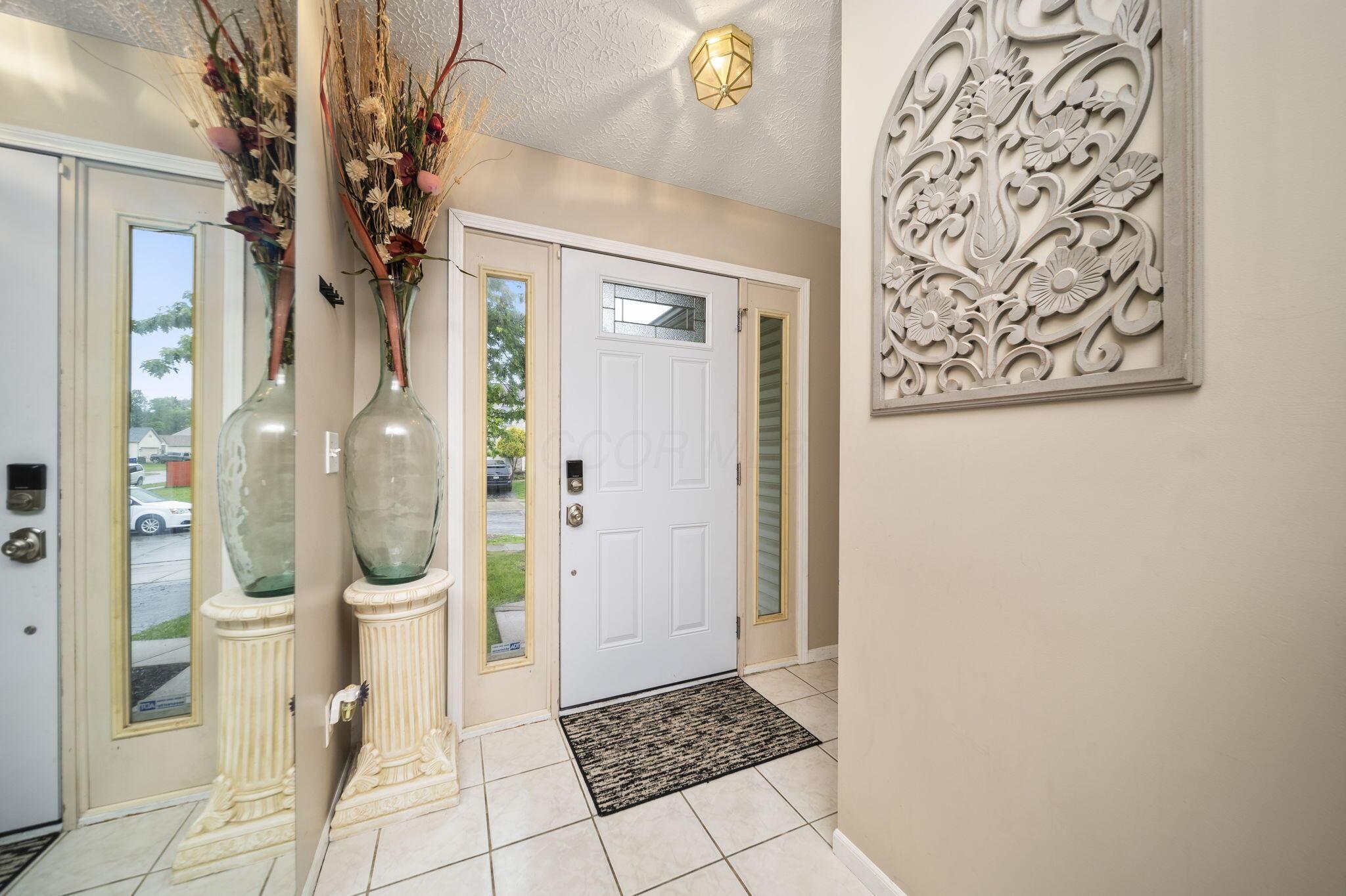 2985 Briar Ridge Road Columbus, OH 43232 - Photo 9 of 48 Entry Hallway