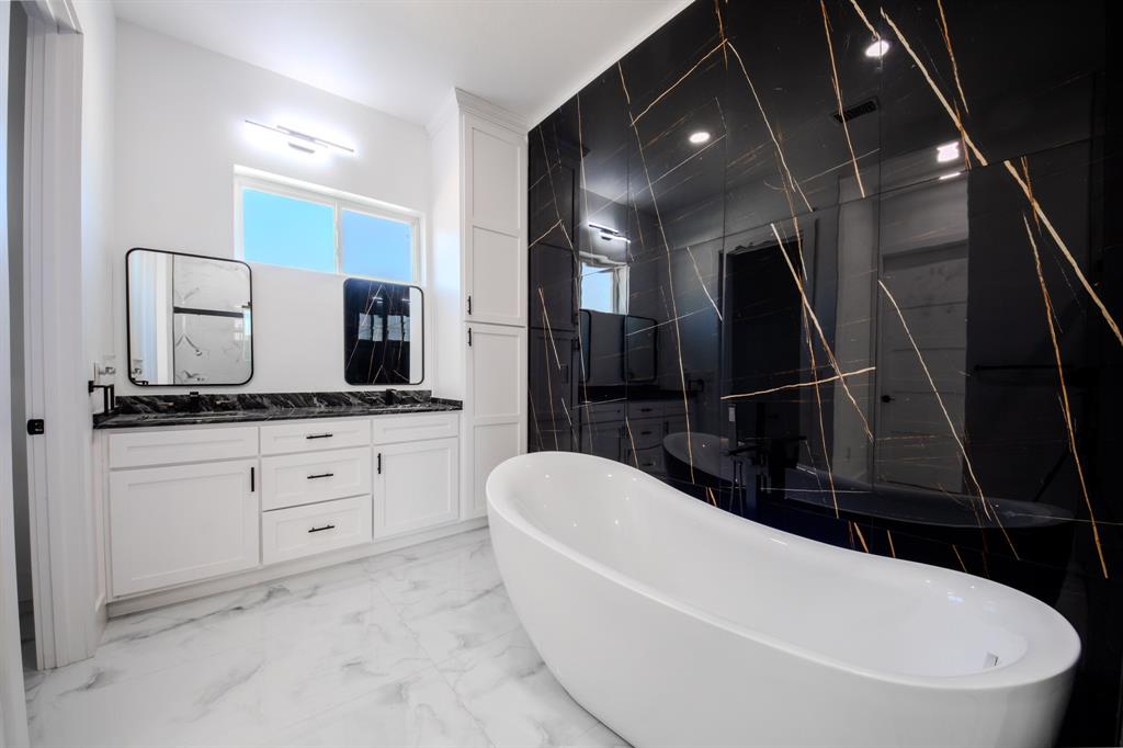 1001 Henry Way Springtown, TX 76082 - Photo 13 of 36 Master Bathroom Separate Vanities and Hollywood Tub