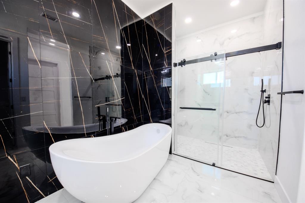 1001 Henry Way Springtown, TX 76082 - Photo 14 of 36 Master Walk-in Shower