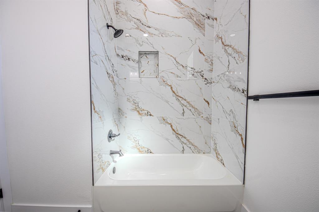 1001 Henry Way Springtown, TX 76082 - Photo 24 of 36 Enclosed Tub in 3rd Bathroom