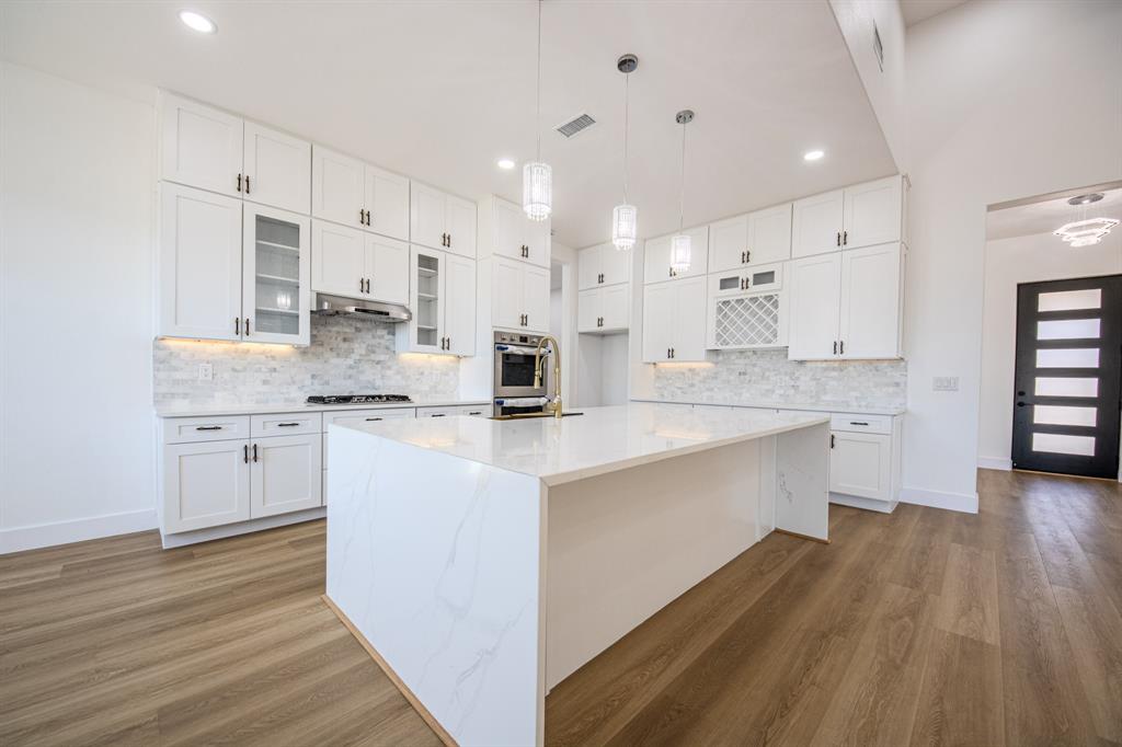 1001 Henry Way Springtown, TX 76082 - Photo 7 of 36 Kitchen with Island with Breakfast Bar and Farm Sink