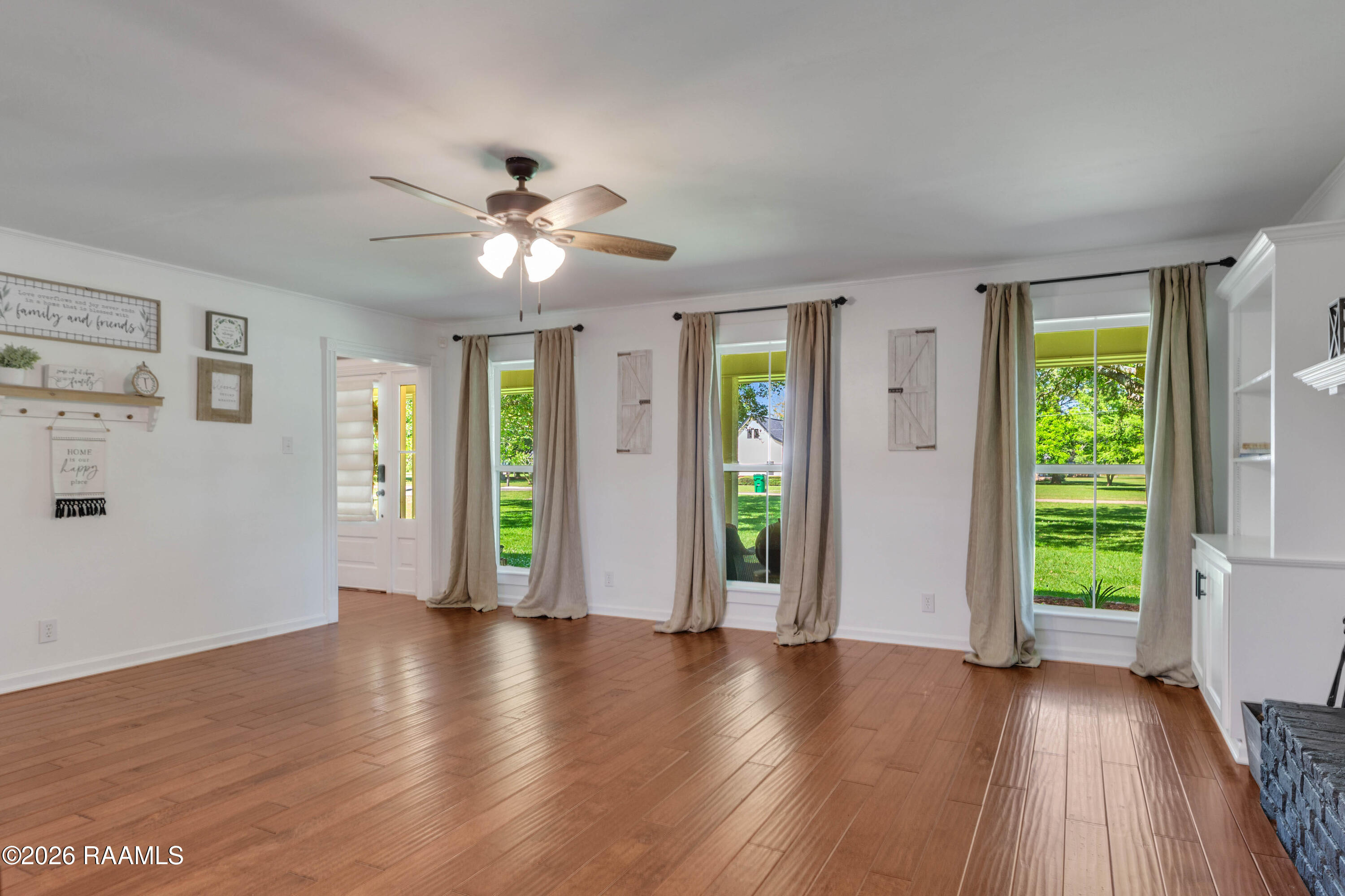 708 Kyle Landry Road New Iberia, LA 70563 - Photo 9 of 30 Living Room