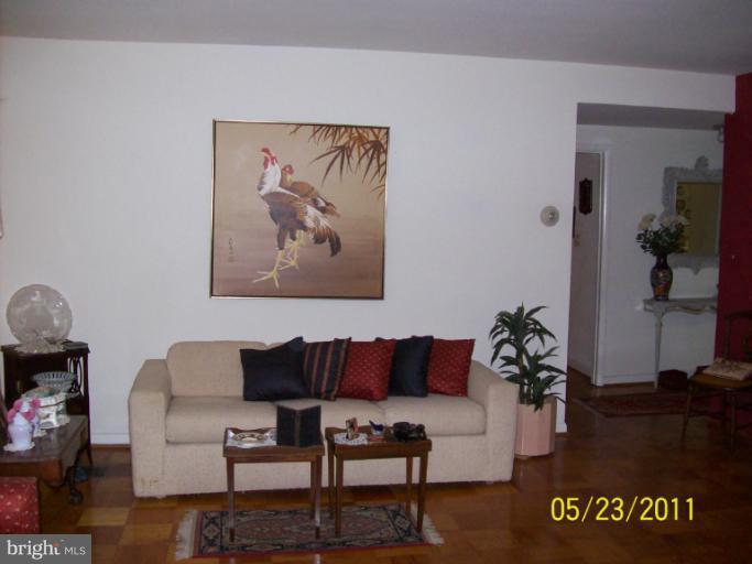 17 Cross Keys Road, Unit 17F Baltimore, MD 21210 - Photo 12 of 13 Living Room extra space