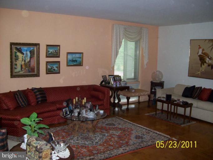 17 Cross Keys Road, Unit 17F Baltimore, MD 21210 - Photo 4 of 13 Living Room
