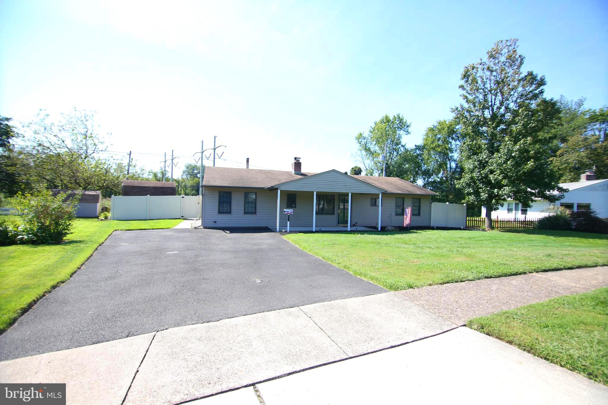 23 Vineyard Road Levittown, PA 19057 - Photo 4 of 30 Driveway