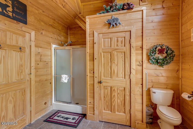 1304 Timberwolf Way Sevierville, TN 37876 - Photo 23 of 36 a bathroom with a toilet and a shower