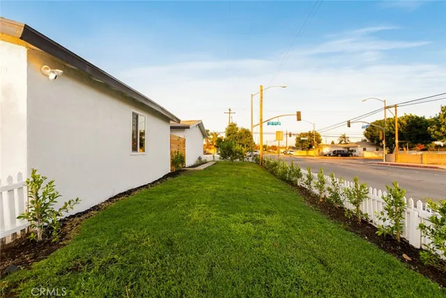 a view of a back yard of the house