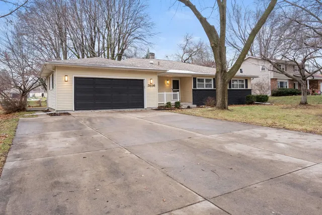 $369,900 | 3816 Woodland Court, Davenport, IA 52807