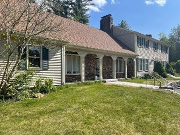 128 North Street Rochester, MA 02770 - Photo 3 of 32 a front view of a house with garden