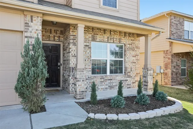 a view of a house with yard and plants