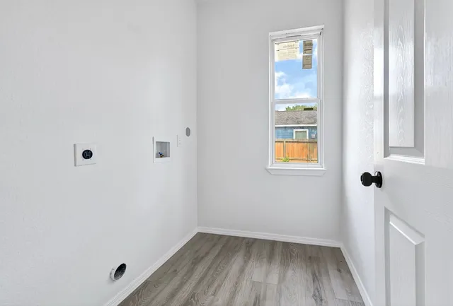 a view of backyard with garden