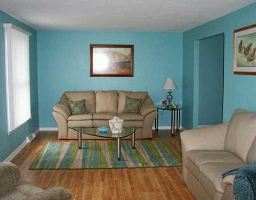 56 Dover Road Irwin, PA 15642 - Photo 5 of 8 Living Room.