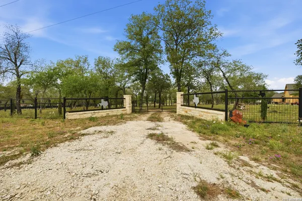 $450,000 | 970 Stevens Road, Somerset, TX 78069