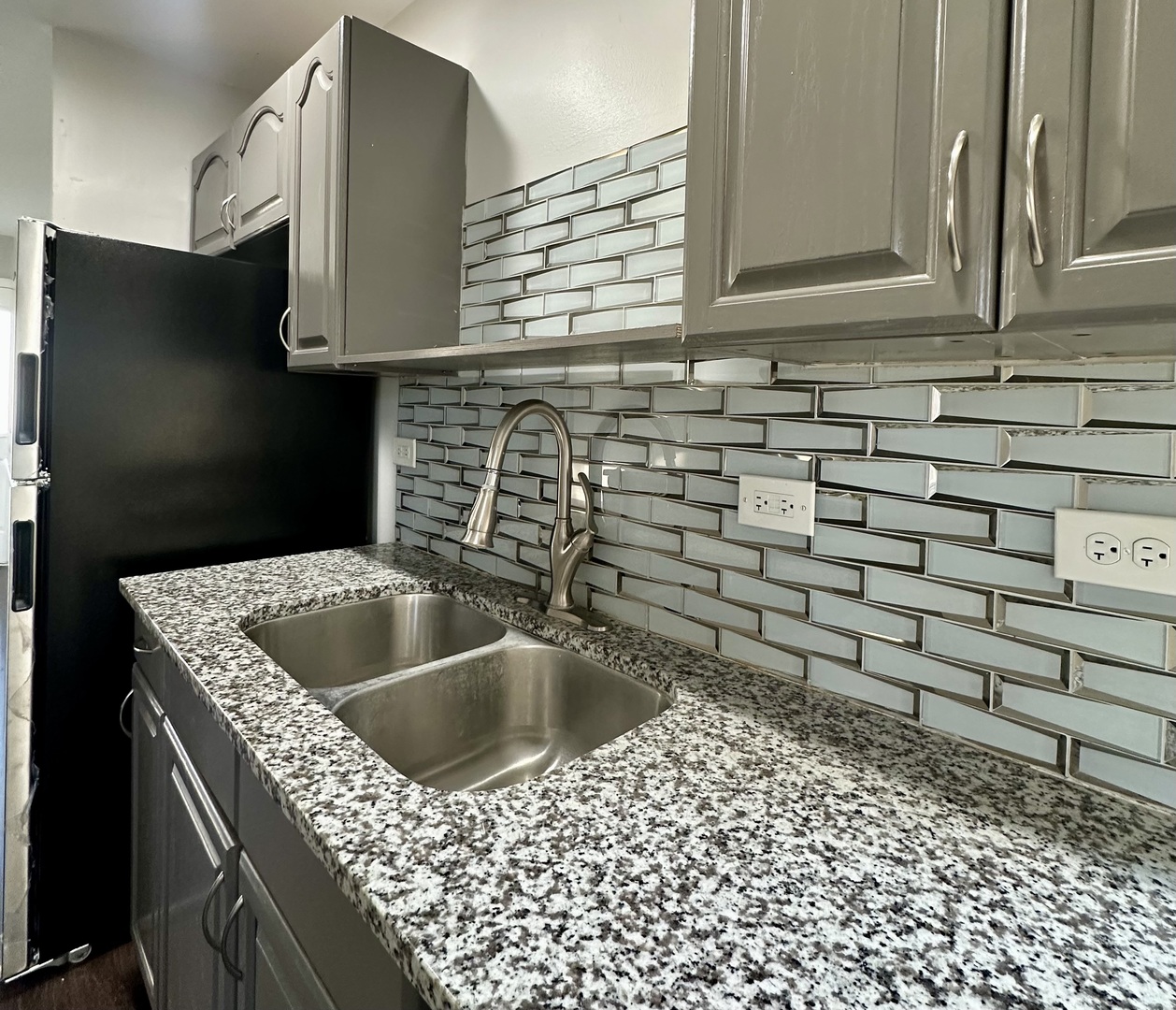 344 Hickory Avenue Romeoville, IL 60446 - Photo 7 of 14 a kitchen with a sink and cabinets
