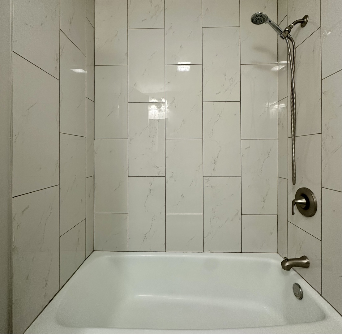 344 Hickory Avenue Romeoville, IL 60446 - Photo 9 of 14 a bathroom with a bathtub