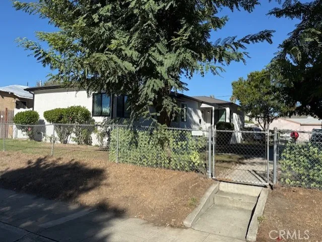 a view of backyard of the house